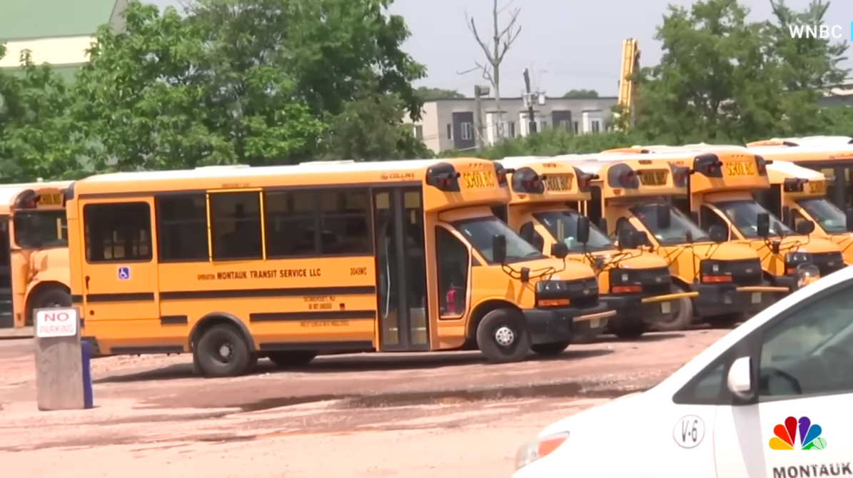 Ein Foto der gelben Schulbusse, die von Montauk Transit eingesetzt werden, veröffentlicht am 21. Juli 2023 | Quelle: YouTube/NBC News