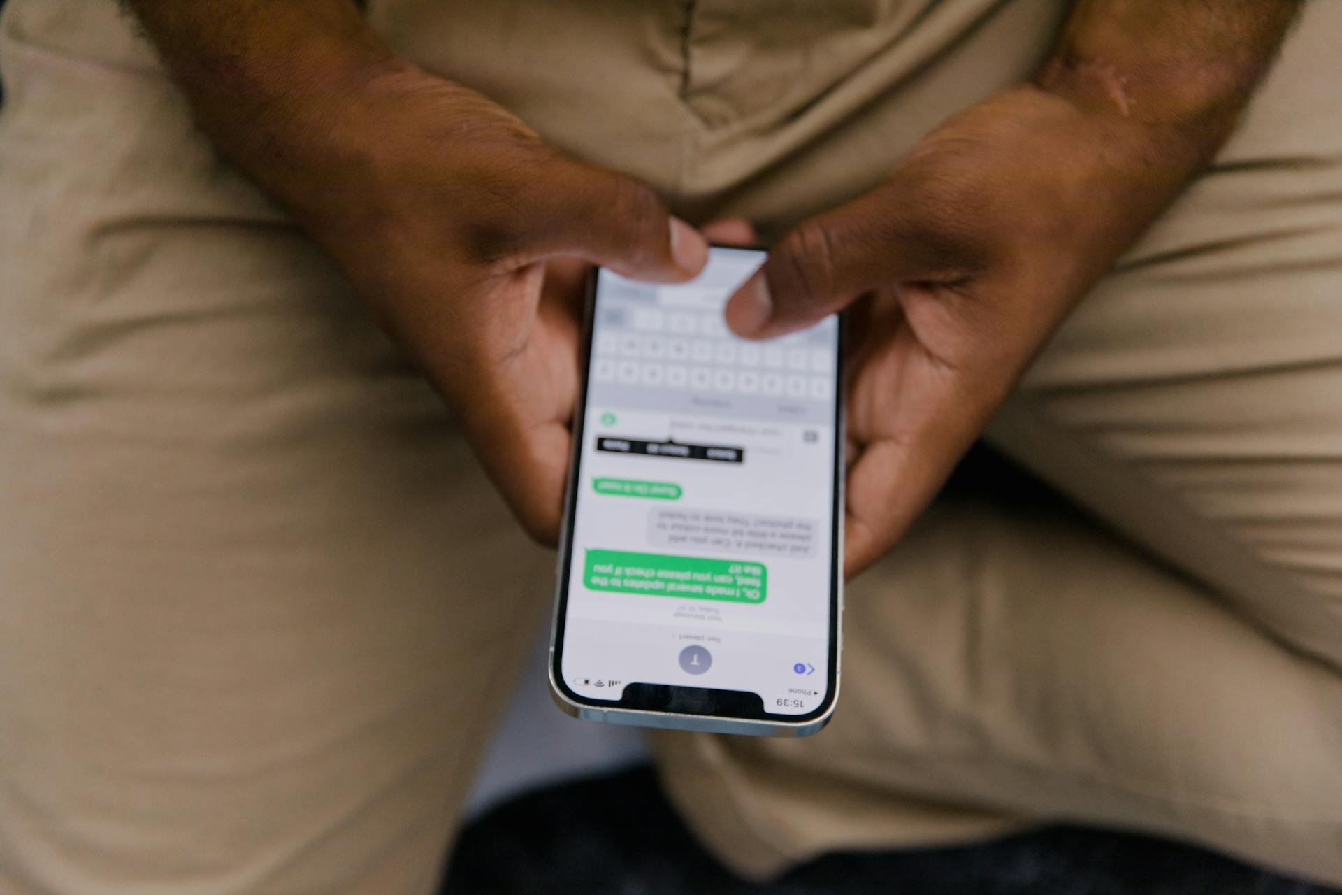 A man texting on his phone | Source: Pexels