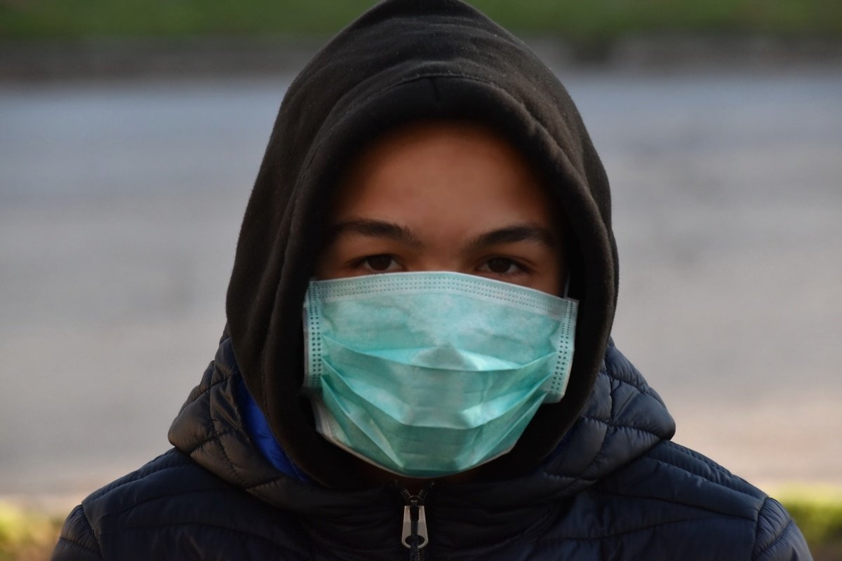 Joven con chaqueta de capucha y mascarilla cubriendo su rostro. | Foto: Pixnio Joven con chaqueta de capucha y mascarilla cubriendo su rostro. | Foto: Pixnio