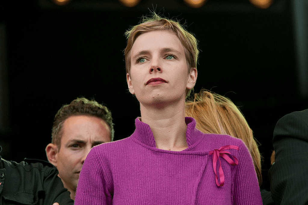 La politicienne française Clémentine Autin assiste à la troisième journée de la Fête de l'Humanite le 18 septembre 2011 à La Courneuve, France. | Photo : Getty Images La politicienne française Clémentine Autin assiste à la troisième journée de la Fête de l'Humanite le 18 septembre 2011 à La Courneuve, France. | Photo : Getty Images