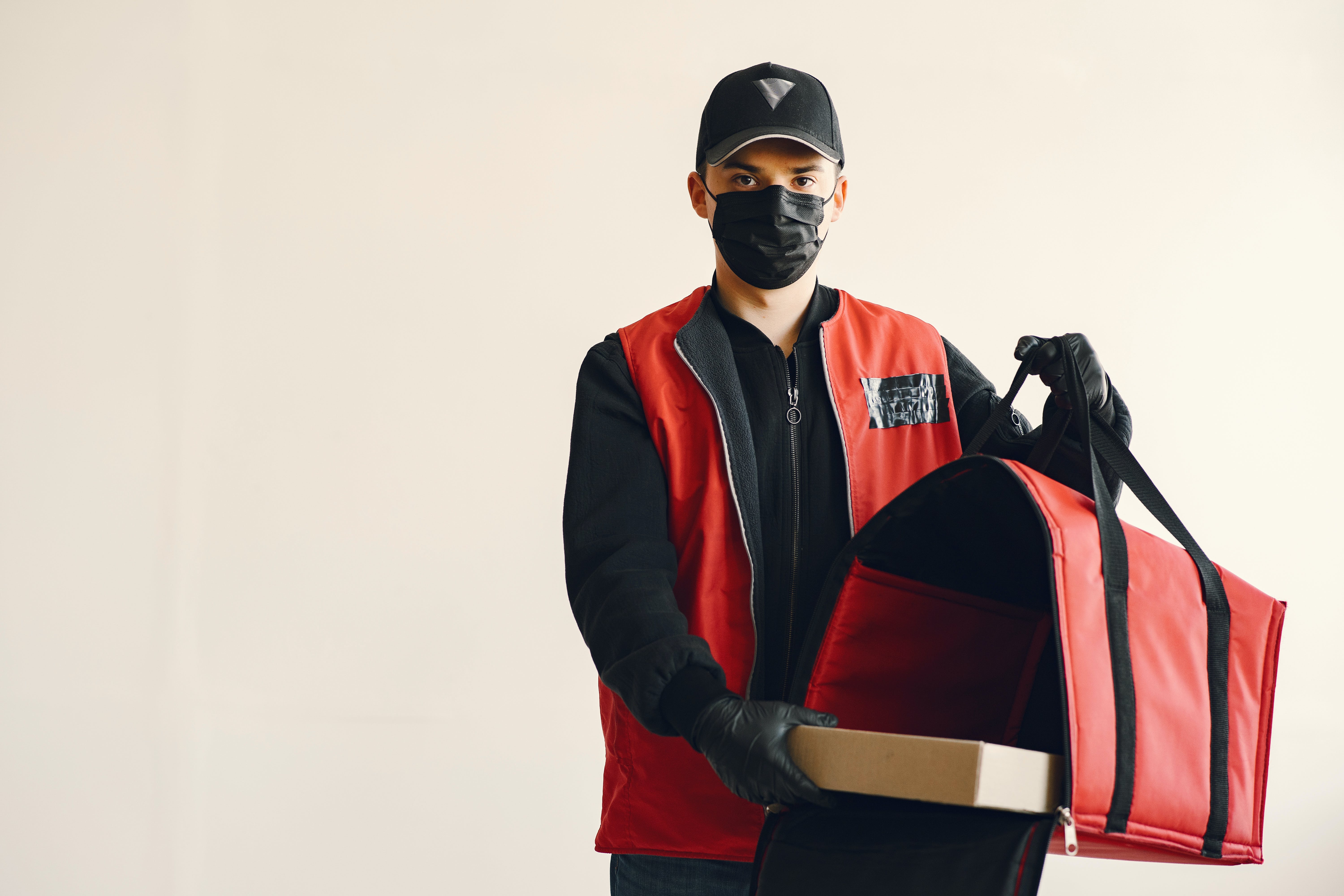 A pizza delivery guy. | Source: Pexels