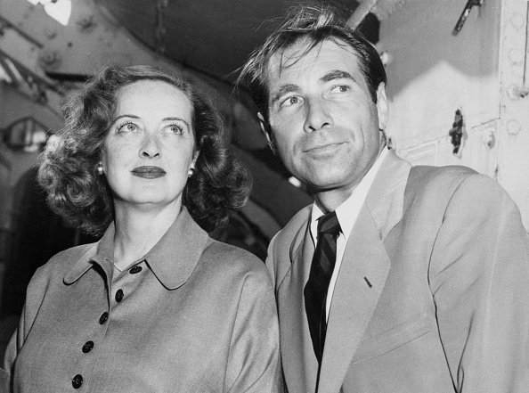 La actriz de cine Bette Davis y su esposo, el actor Gary Merrill a bordo del Queen Elizabeth en Nueva York, el 5 de julio de 1951. | Foto: Getty Images