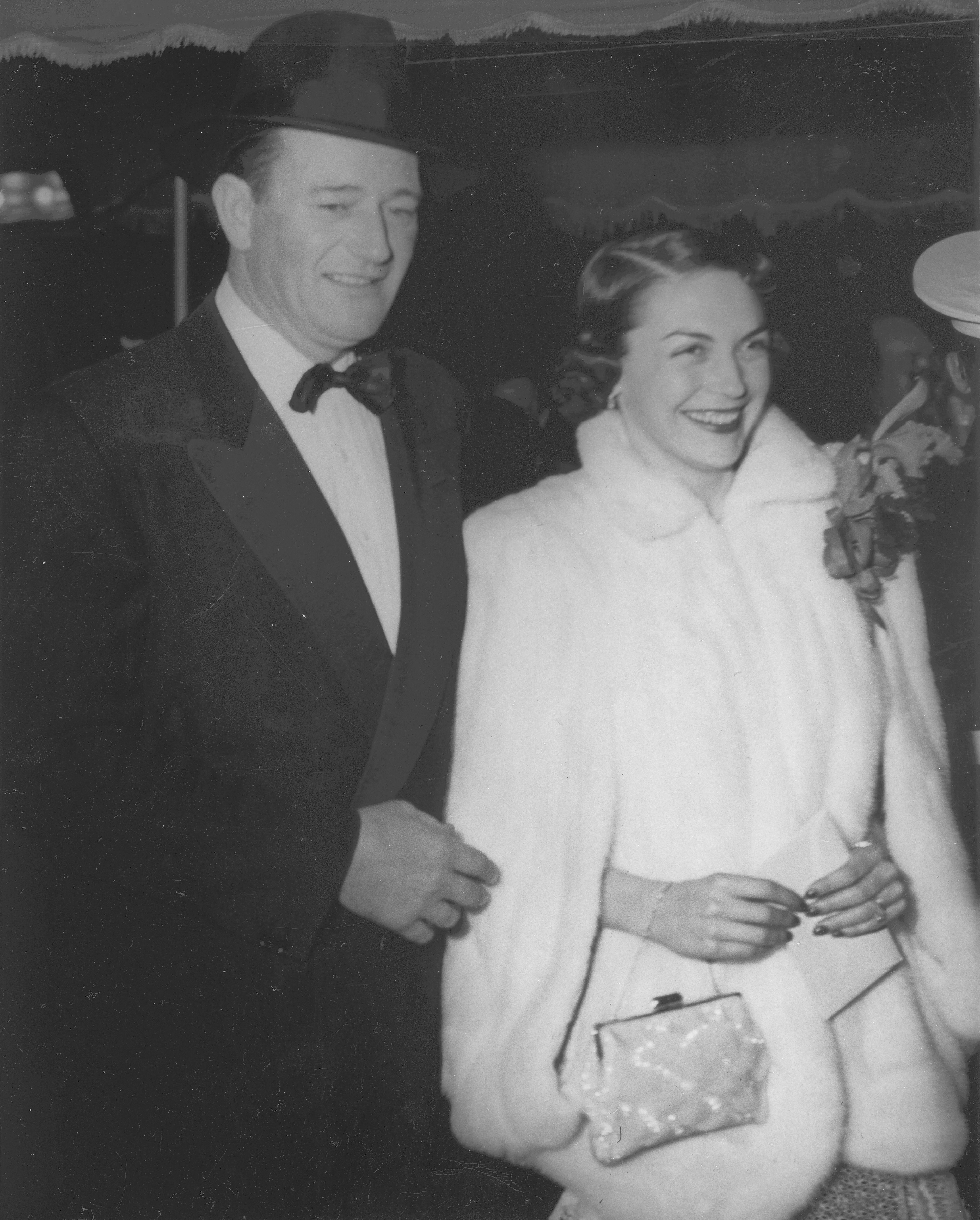 John Wayne and his wife, Esperanza Baur arrive at the "Sands of Iwo Jima" premiere. | Source: Wikimedia Commons By USMC Archives, CC BY 2.0