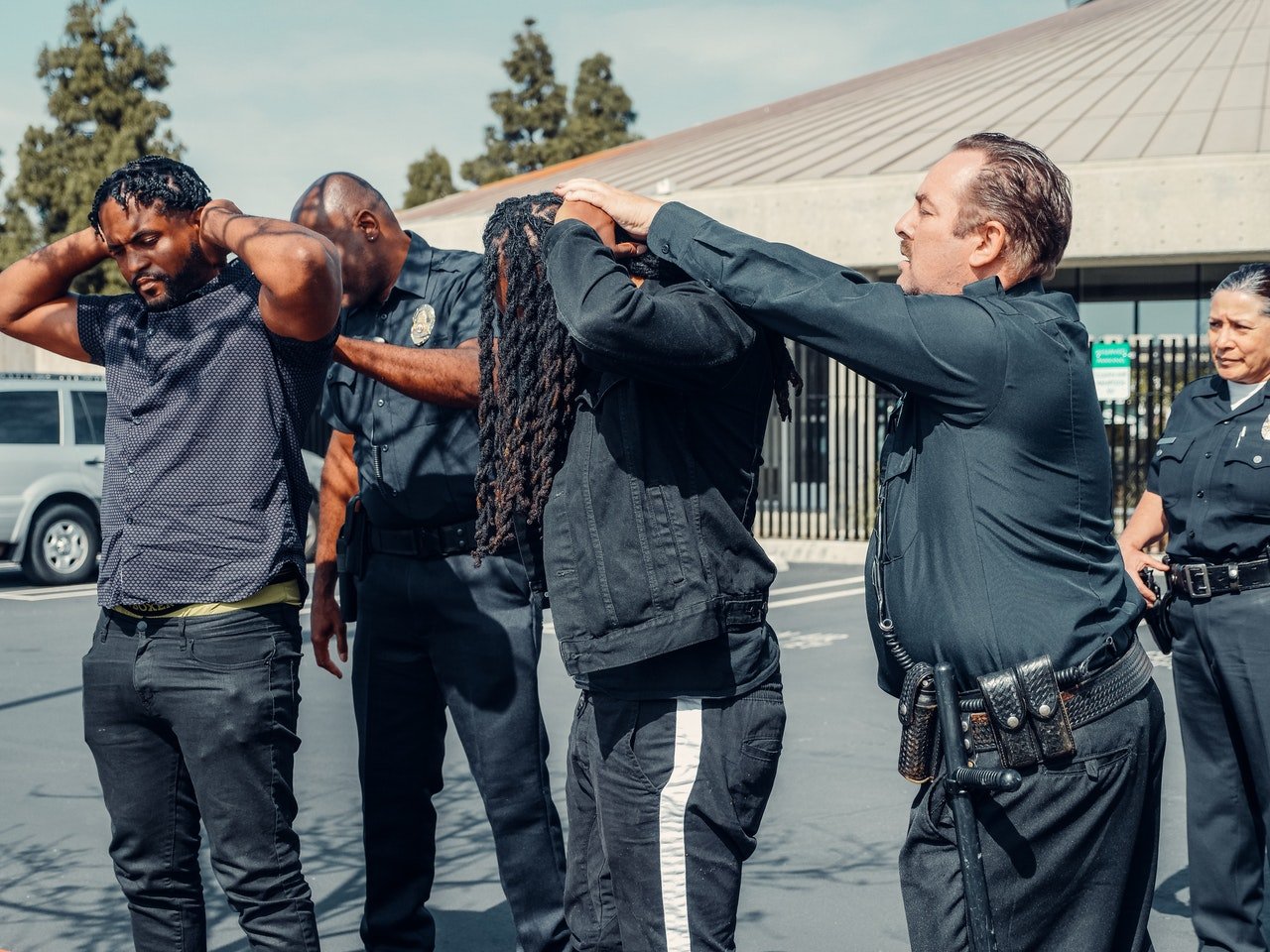 Police officers making an arrest | Photo: Pexels