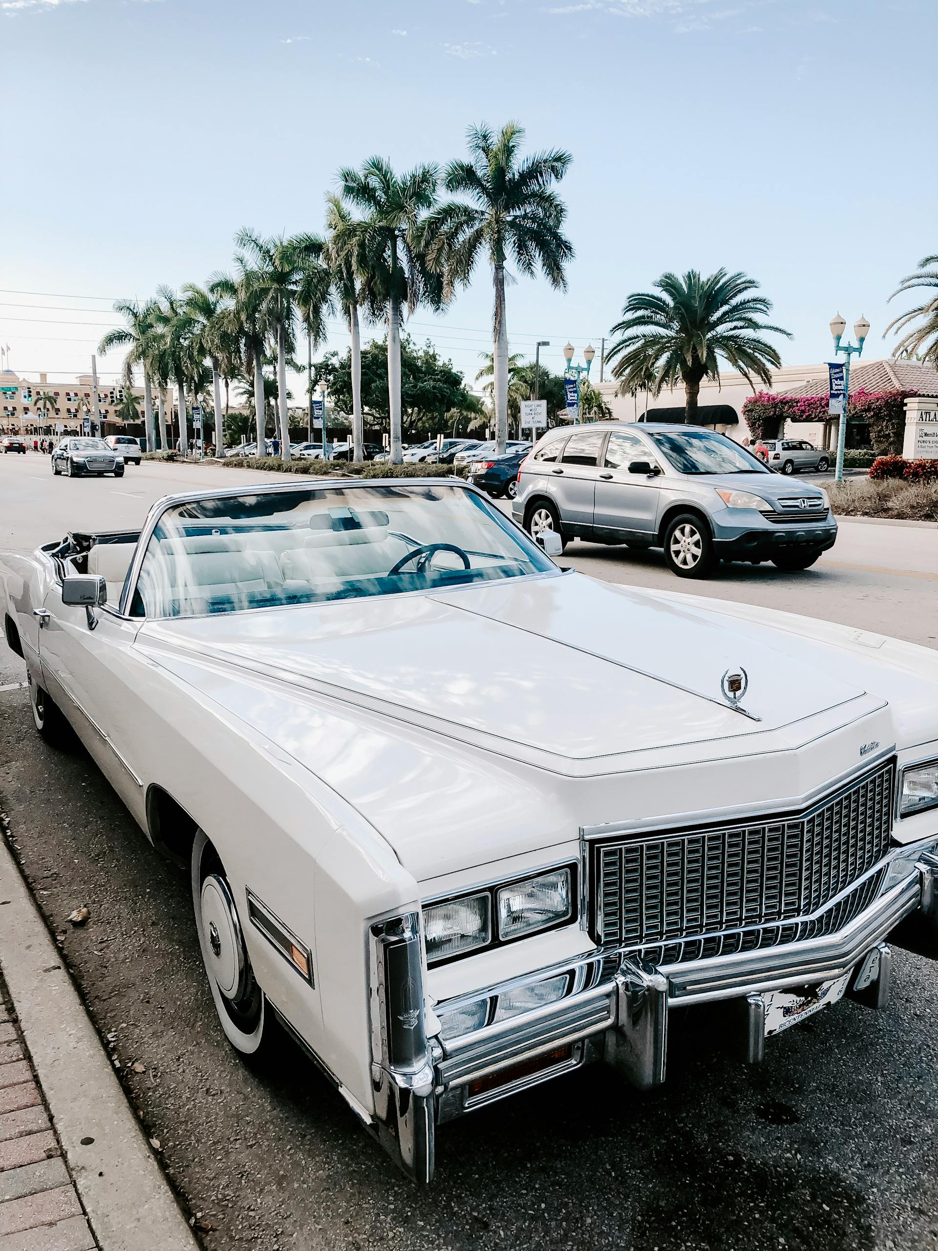 Um carro branco vintage | Fonte: Pexels