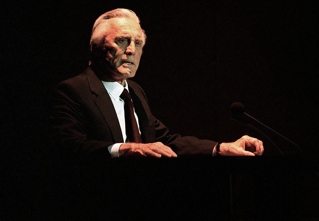 Kirk Douglas attends Former President Jimmy Carter surprise 70th. birthday party at The Carter Presidential Center in October 1994. | Source: Getty Images