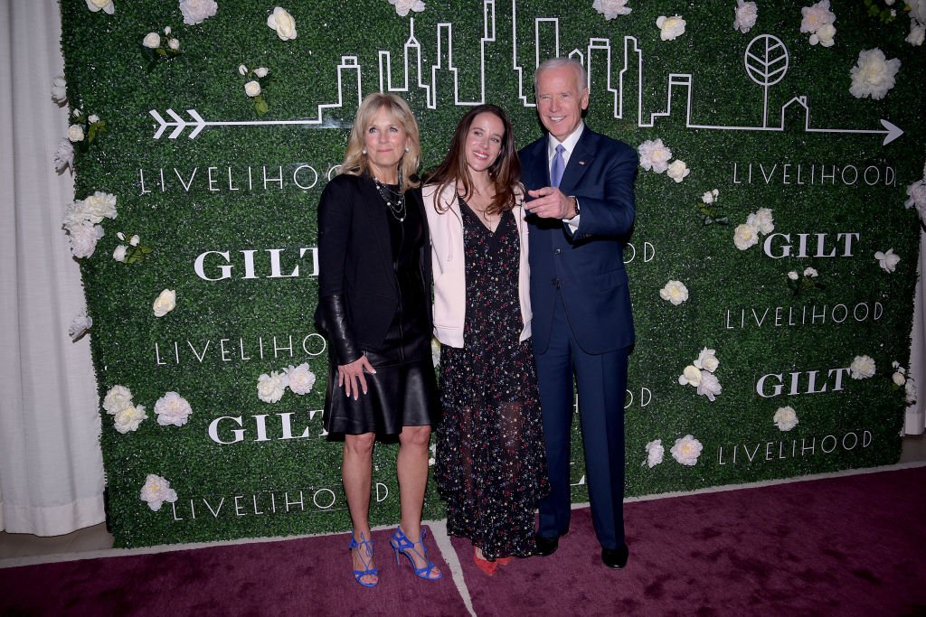 Jill Biden, Ashley Biden y Joe Biden asisten al lanzamiento de Gilt x Livelihood en Nueva York. | Foto: Getty Images