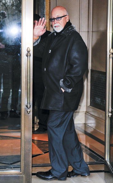 Rene Angelil entre dans son hôtel de Midtown Manhattan le 10 mars 2010 à New York. |Photo : Getty Images