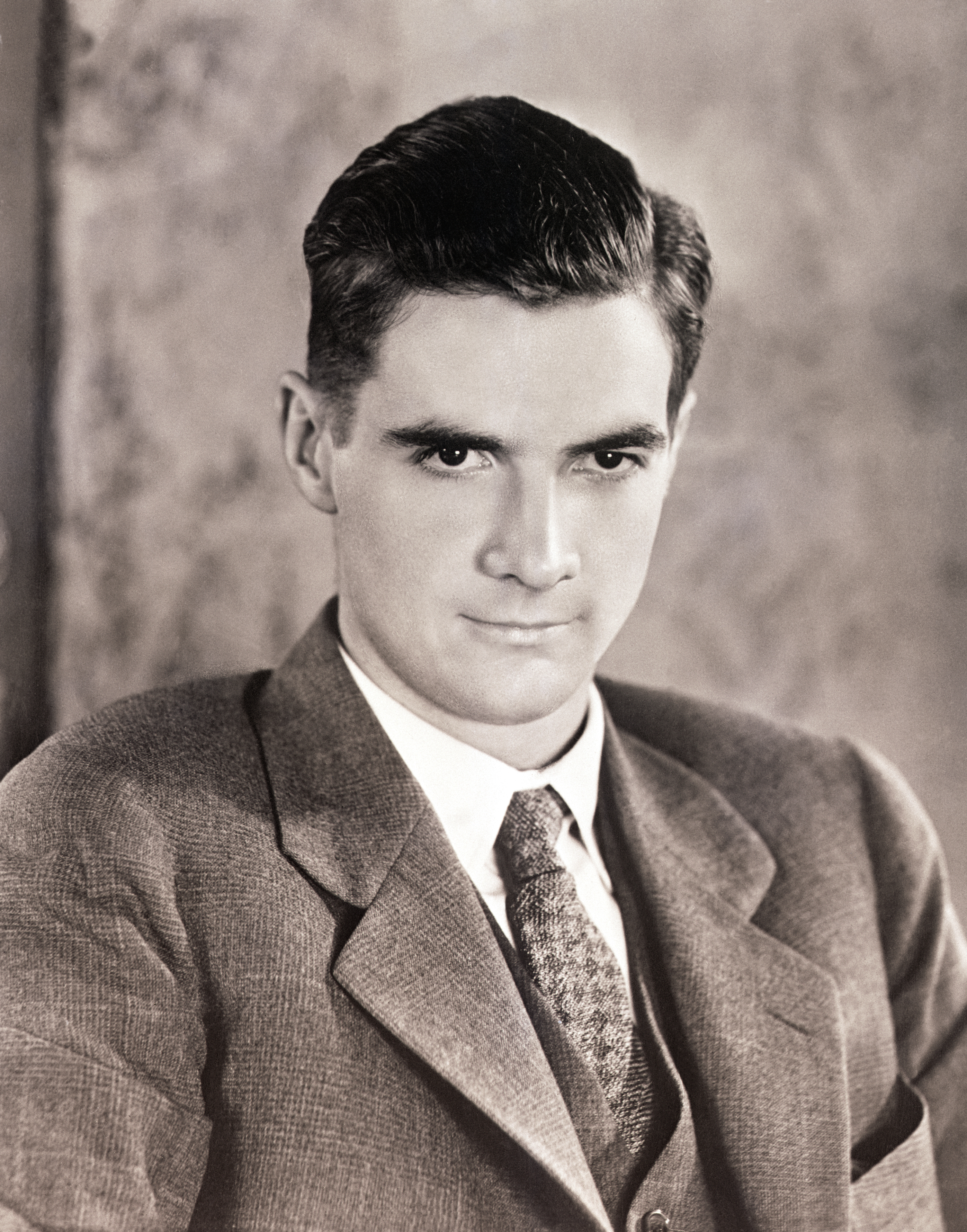 Howard Hughes poses for a close-up portrait in 1930 | Source: Getty Images