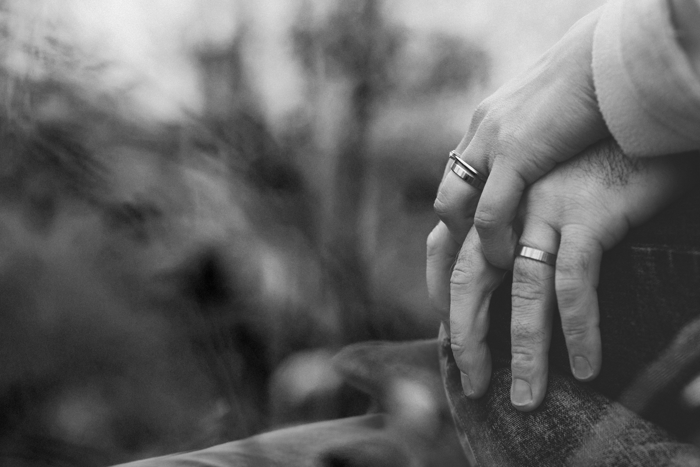 A married couple holding hands | Source: Unsplash