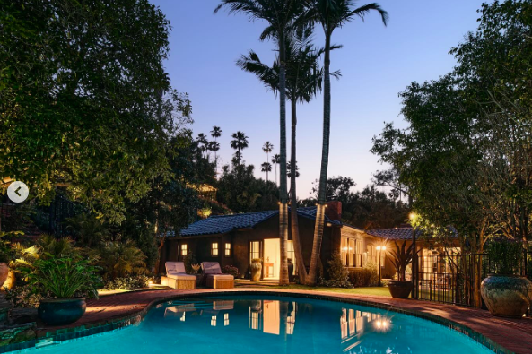 A view of the outside area of Orlando Bloom's former home, posted on July 10, 2024 | Source: Instagram/bhhsppacificpalisades