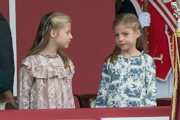 Leonor y Sofía en el desfile militar del Día Nacional de España, en Madrid el 12 de octubre de 2014. │ Foto: Getty Images.