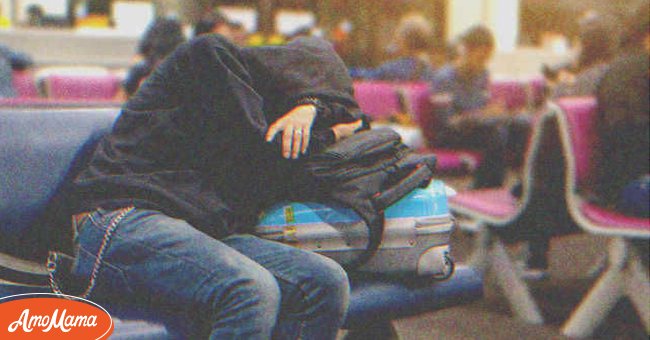 Lucas spotted a man looking sad and anxious while waiting at the airport. | Photo: Imagebb