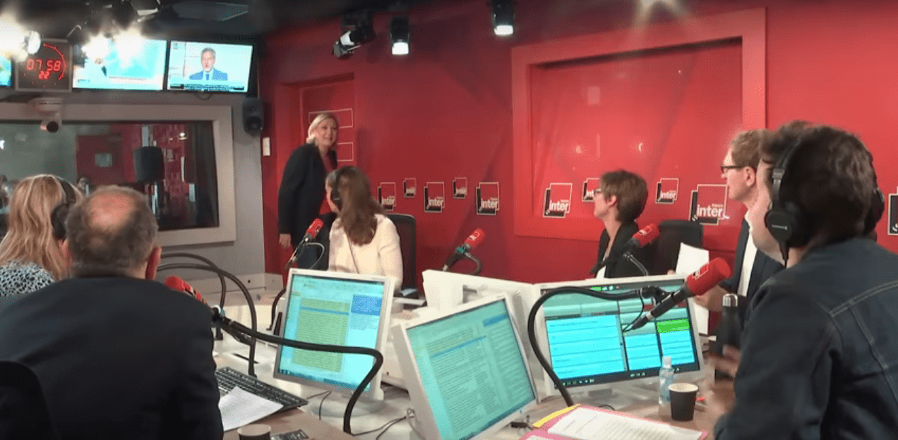 Marine Le Pen quitte brusquement le studio au moment où la chronique de Charline Vanhoenacker devait débuter. | Youtube/France Inter) Marine Le Pen quitte brusquement le studio au moment où la chronique de Charline Vanhoenacker devait débuter. | Youtube/France Inter)