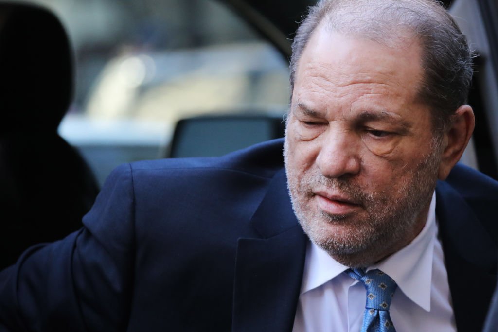Harvey Weinstein ingresa en un tribunal de Manhattan durante su juicio, el 24 de febrero de 2020 en Nueva York. | Foto: Getty Images