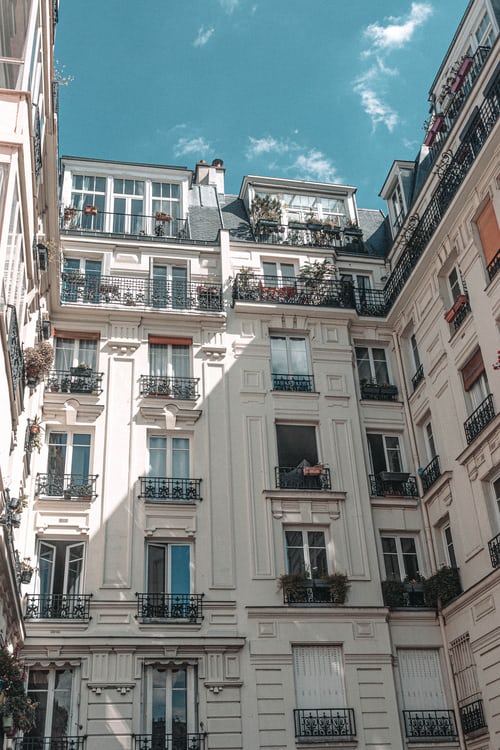 Image montrant un immeuble. | Photo : Unsplash