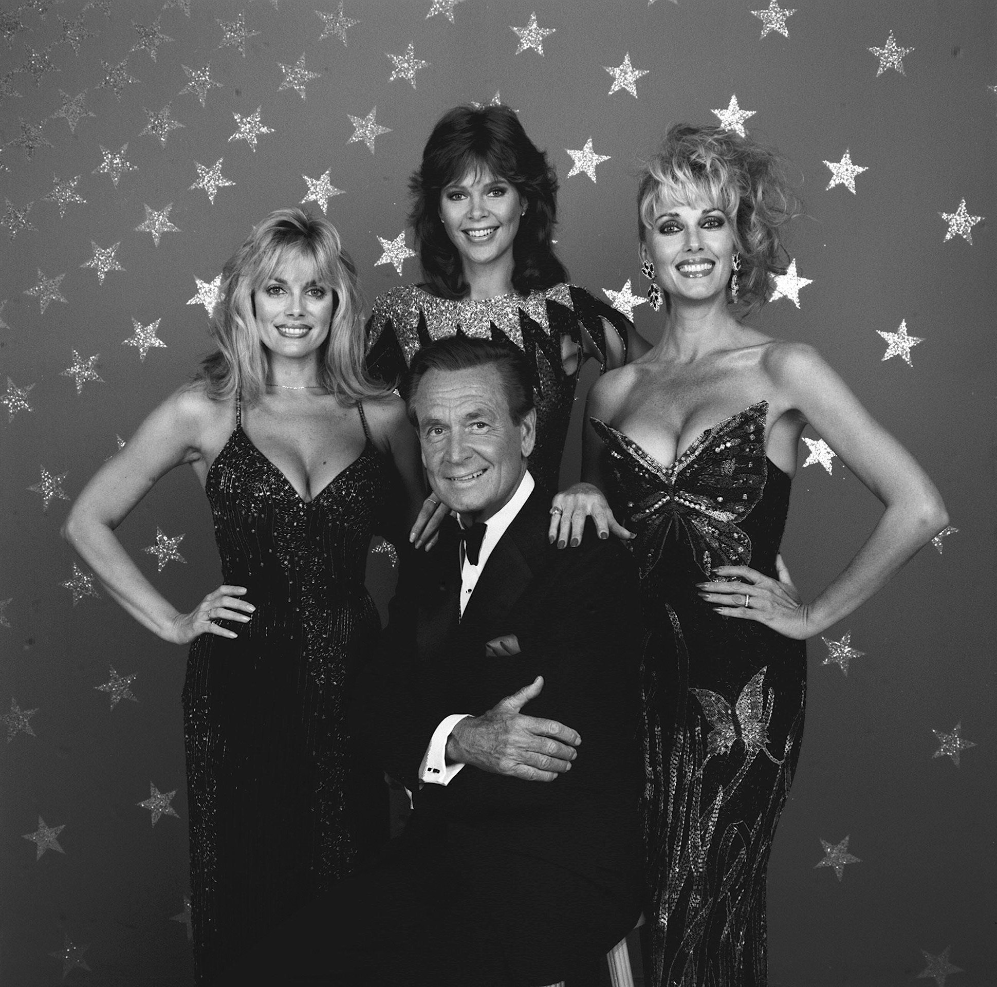 THE PRICE IS RIGHT host Bob Barker surrounded by the game show models, on July 1, 1986 | Source: Getty Images