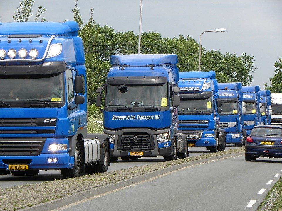 Plusieurs camions. | Photo : Pixabay