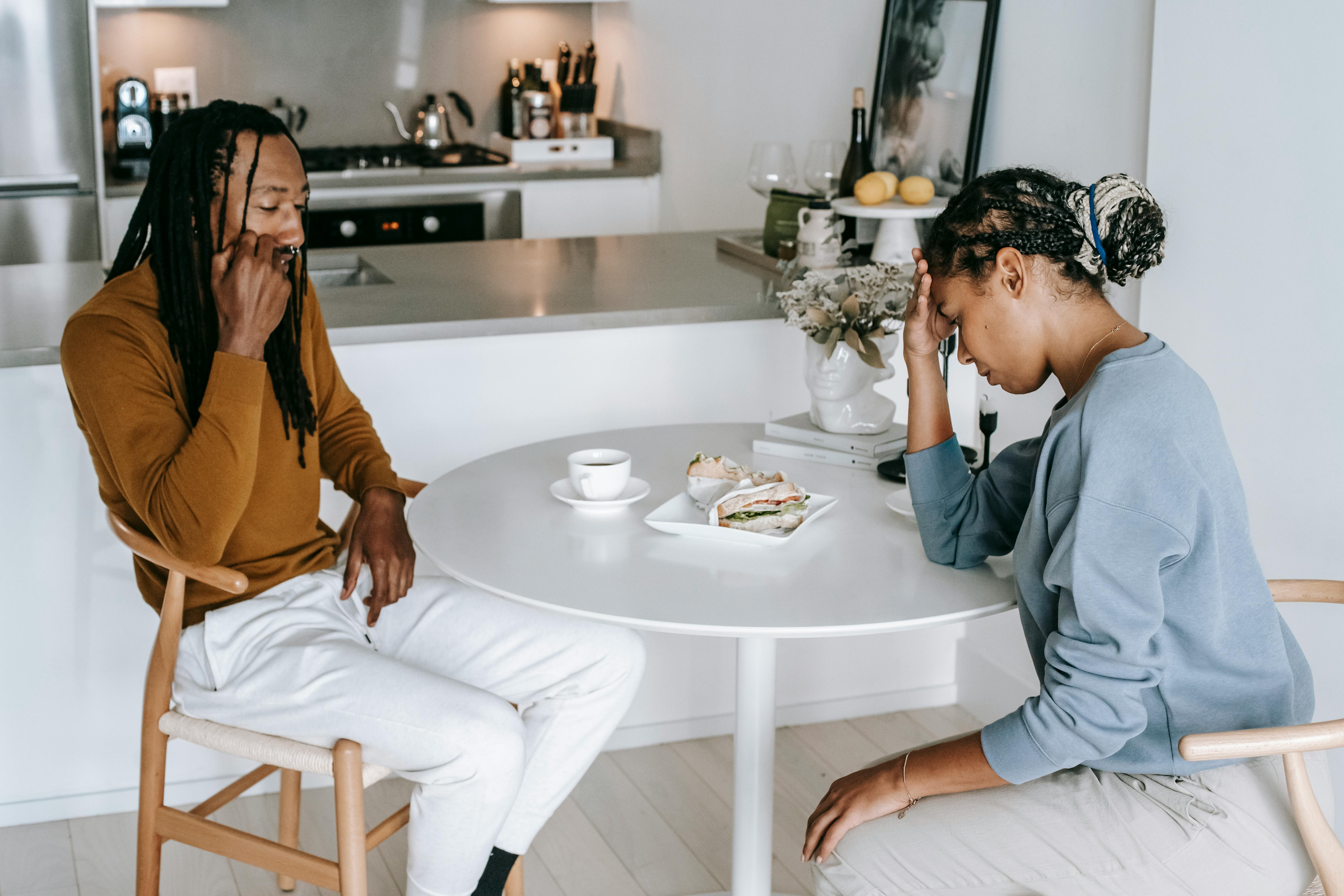 A worried couple | Source: Pexels