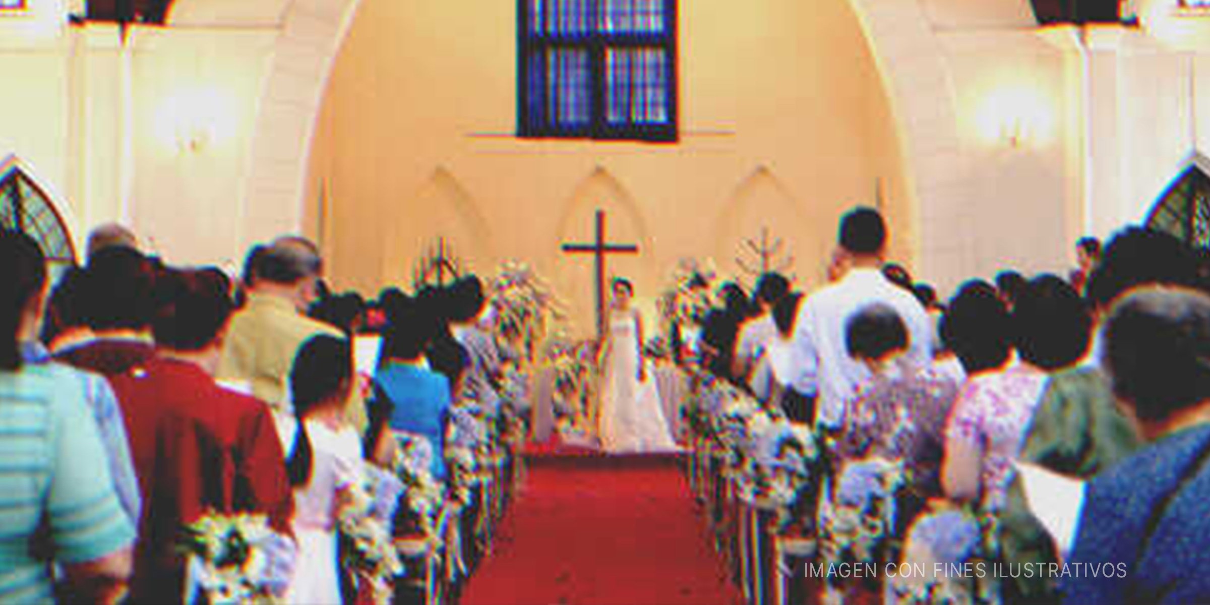 Novia frente al altar. | Foto: Shutterstock