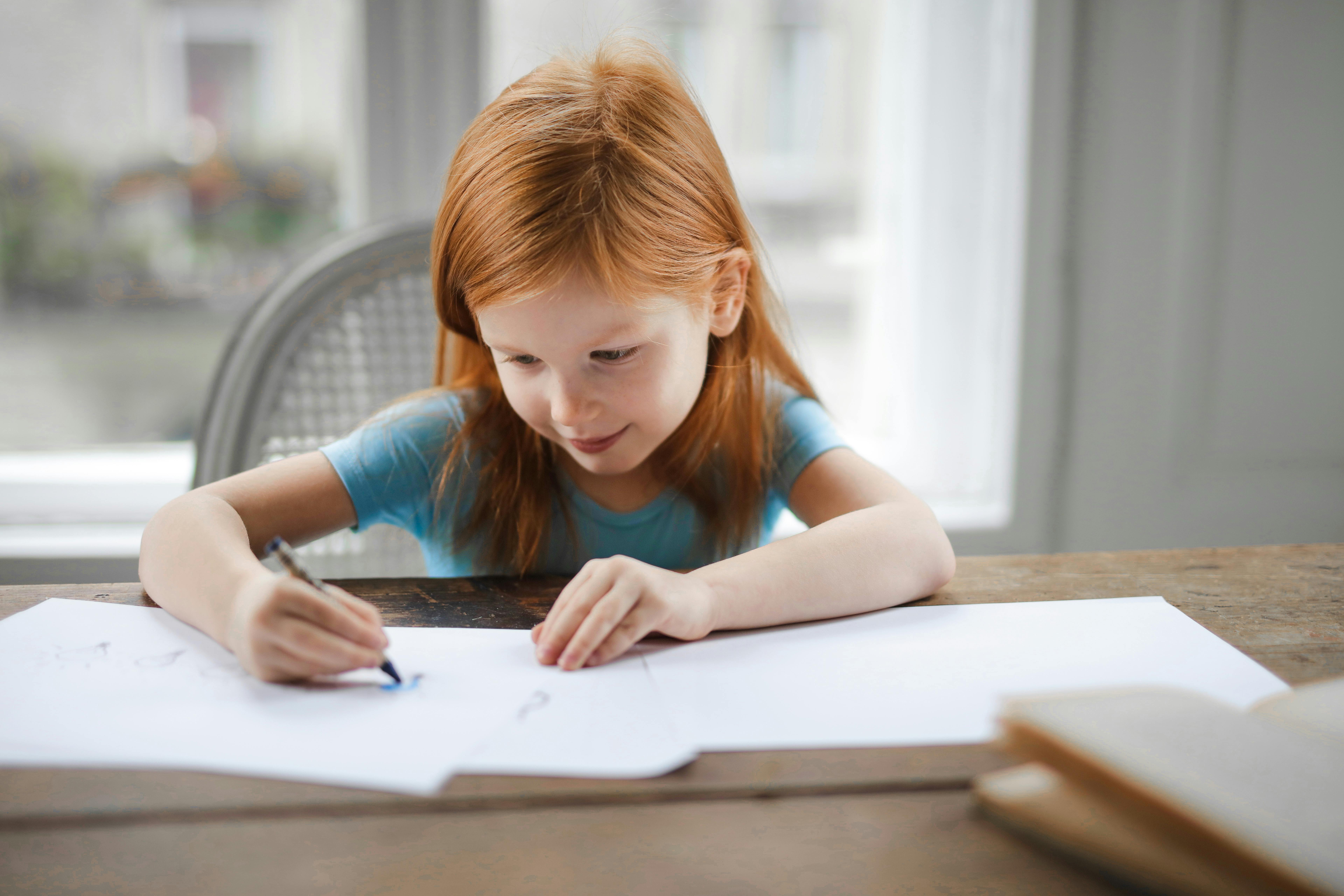 Little girl drawing | Source: Pexels