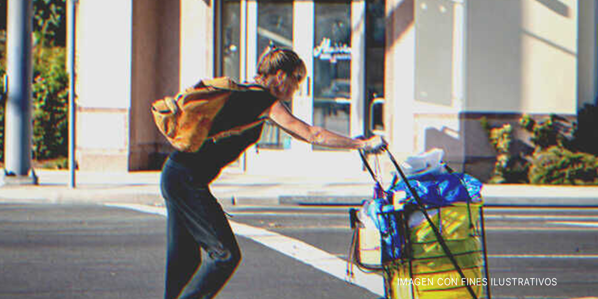 Mujer con un carro de compras | Foto: Shutterstock
