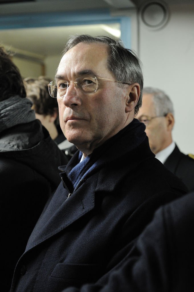 Le ministre de l'Intérieur Claude Guéant au commissariat du centre d'affaire le 14 décembre 2011, France. | Photo : Getty Images