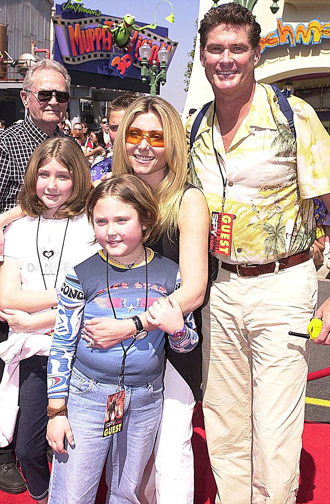 Taylor-Ann Hasselhoff, Hayley Hasselhoff, Pamela Bach y David Hasselhoff en el estreno de "Spy Kids" en Los Ángeles en 2001. | Foto: Getty Images