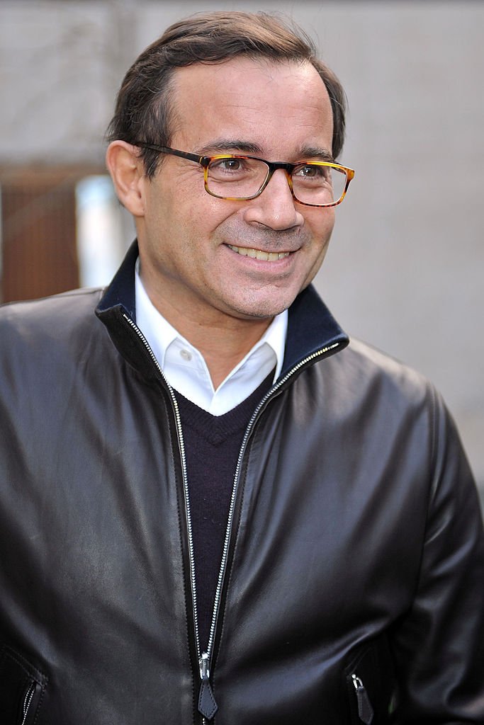 Jean-Luc Delarue regarde lors de sa tournée de prévention de la toxicomanie au Gymnase Intercantonal de la Broye le 30 mars 2011 à Payerne, en Suisse. | Photo : Getty Images