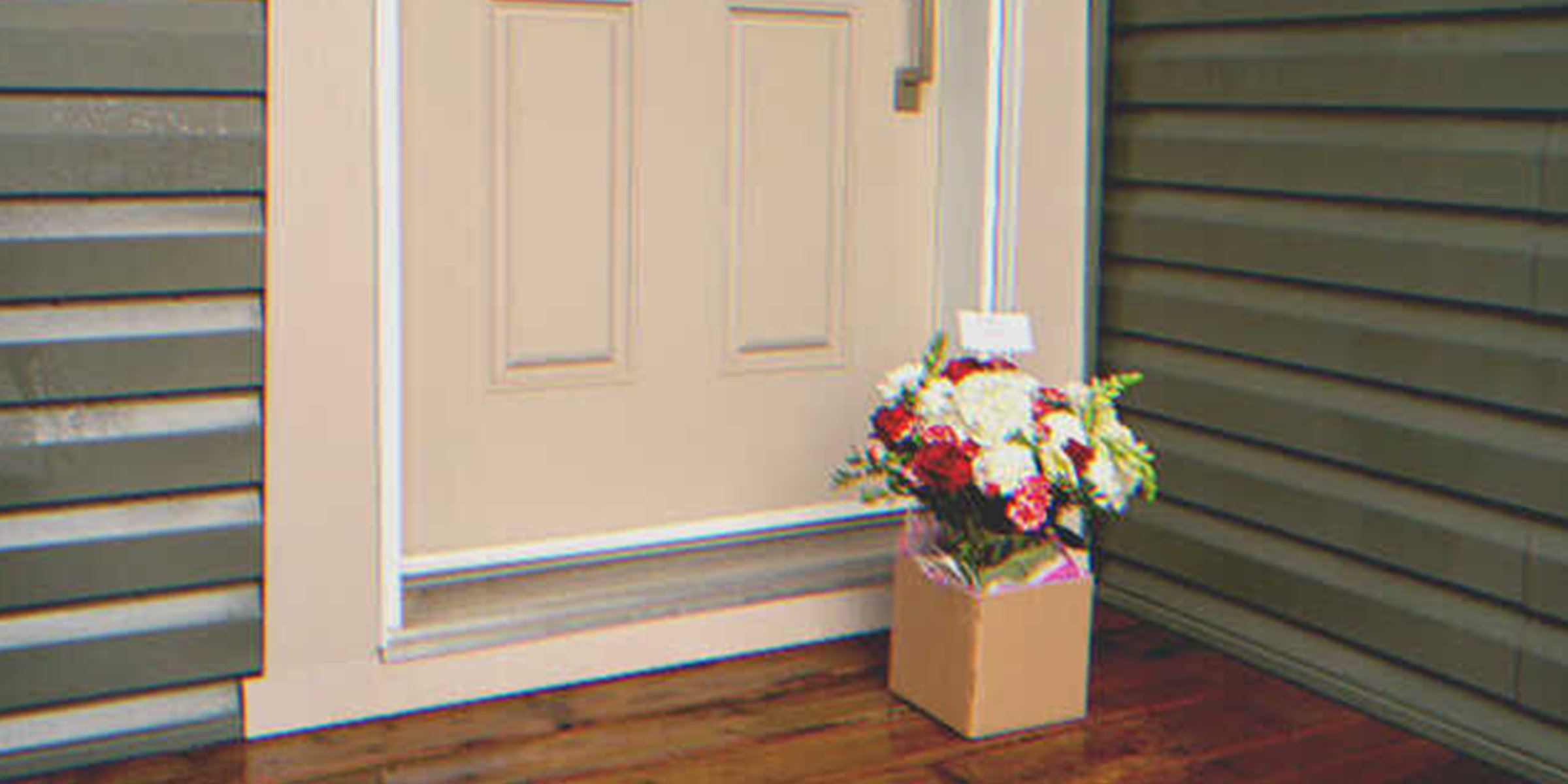 Flores frente a una puerta. | Foto: Shutterstock 