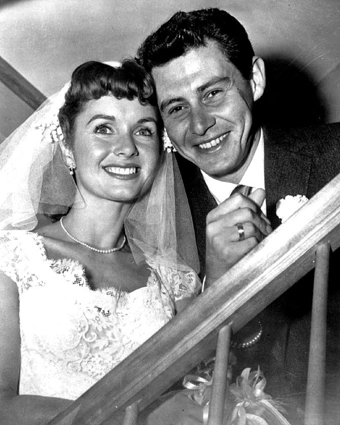 Debbie Reynolds and Eddie Fisher in 1955 on their wedding day | Photo: Wikipedia/AP