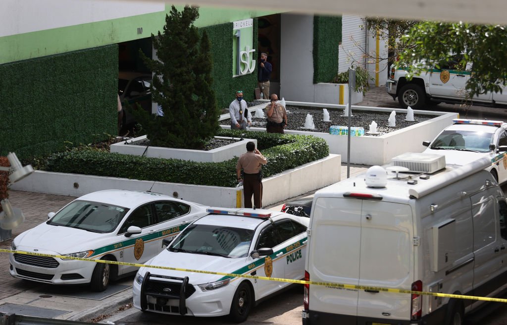 Miami police responding to a 911 call outside an apartment | Photo: Getty Images