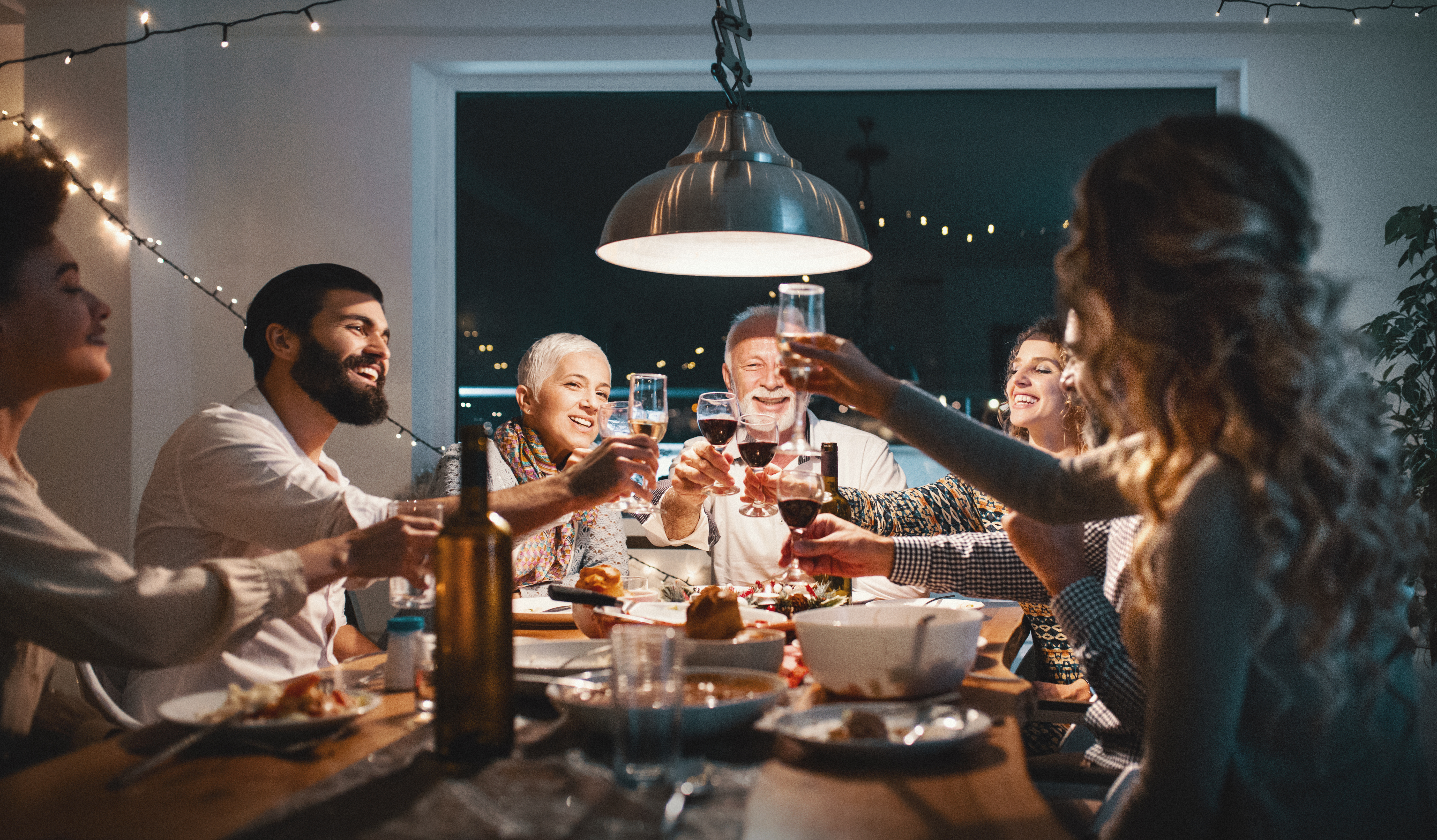 A family toasting during dinner | Source: Getty Images