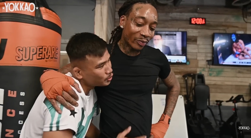 Superlek Kiatmoo9 poses with Wiz Khalifa after the pair trained together in Los Angeles. | Source: YouTube/YOKKAO