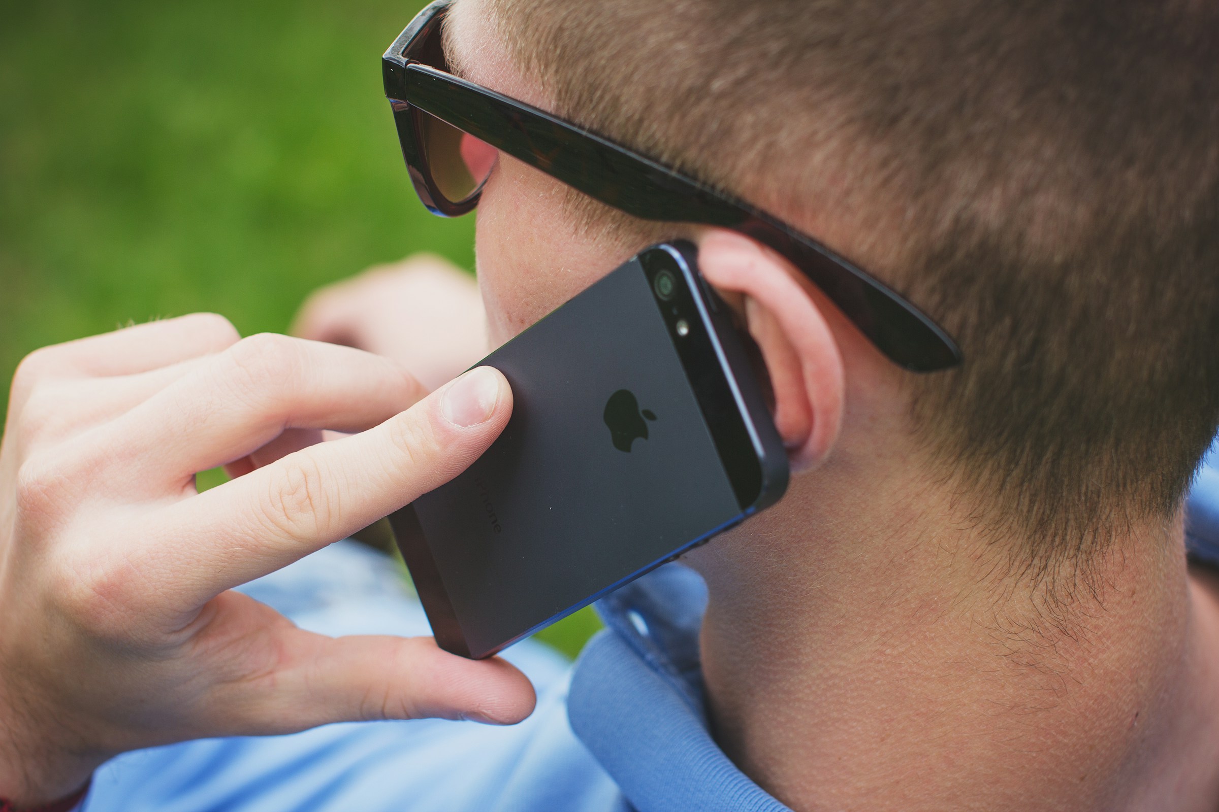 A man talking on the phone | Source: Unsplash