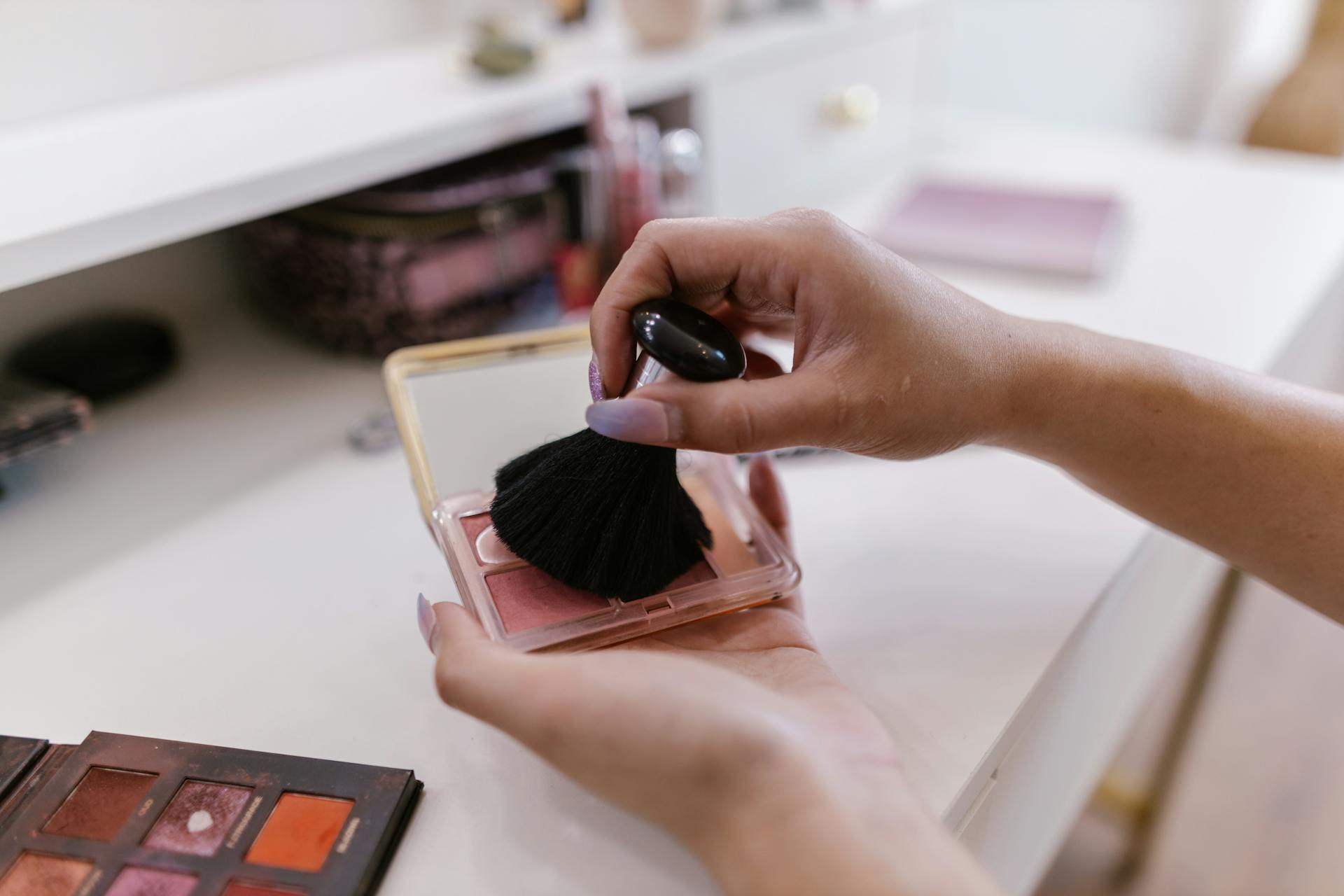 A woman using makeup | Source: Pexels