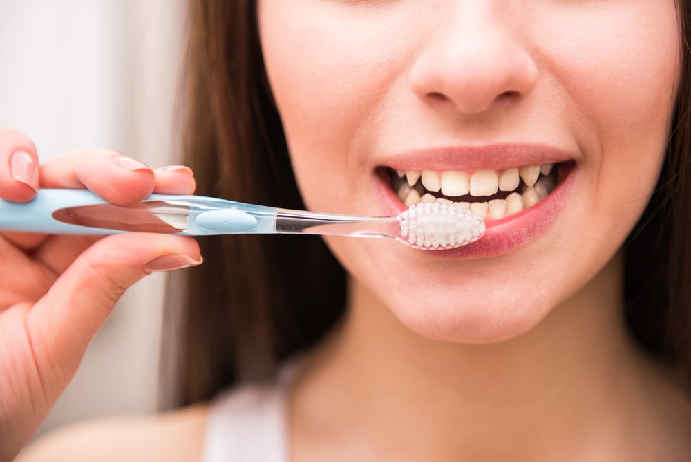 Modelo cepillándose los dientes. | Foto: Shutterstock
