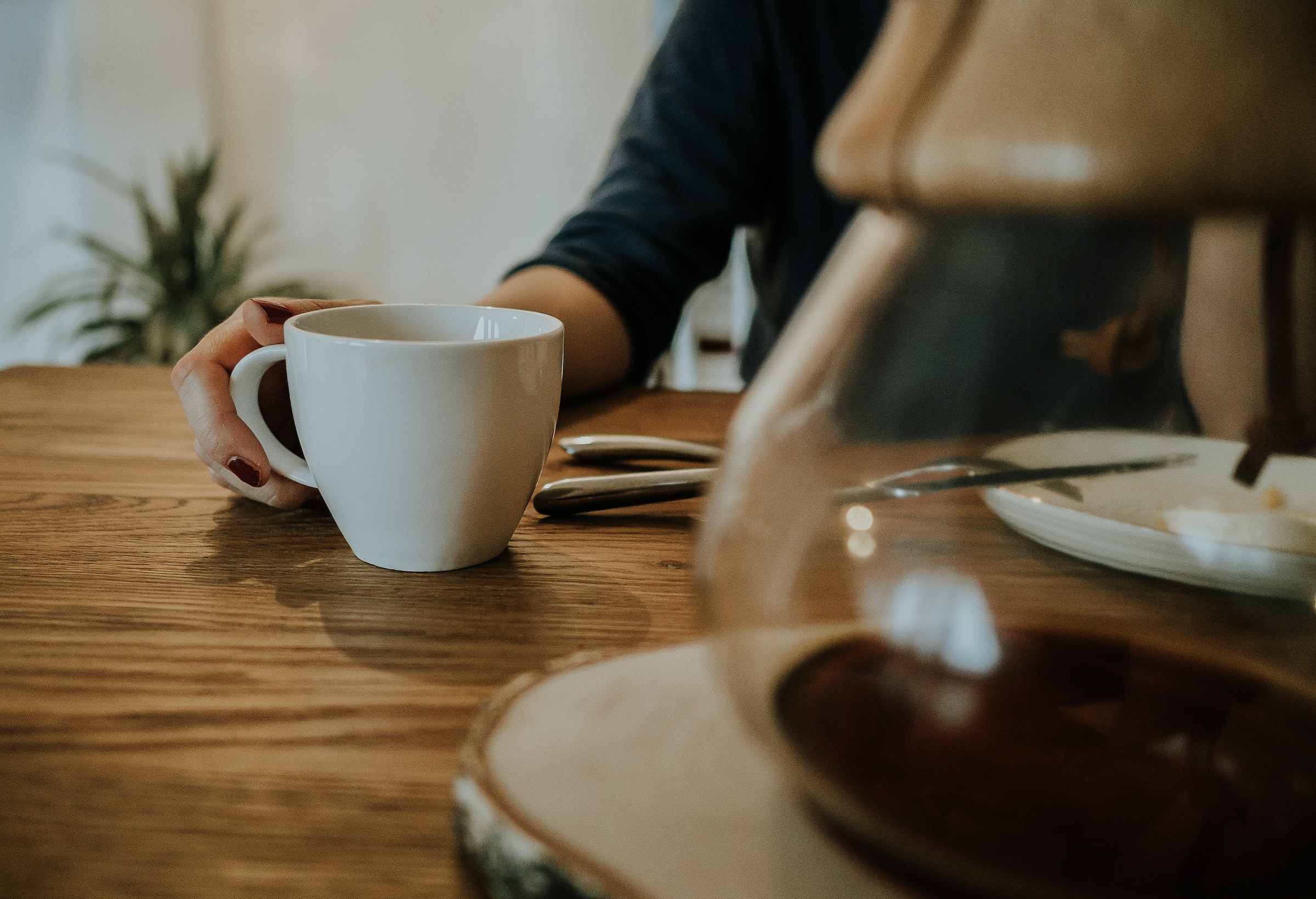 Woman's hand and coffee mug | Source: Unsplash