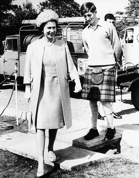 La reina Elizabeth II y el príncipe Charles durante una visita a la escuela Gordonstoun, donde abrió su nuevo centro deportivo, Escocia, el 24 de julio de 1967. | Fuente: Getty Images La reina Elizabeth II y el príncipe Charles durante una visita a la escuela Gordonstoun, donde abrió su nuevo centro deportivo, Escocia, el 24 de julio de 1967. | Fuente: Getty Images
