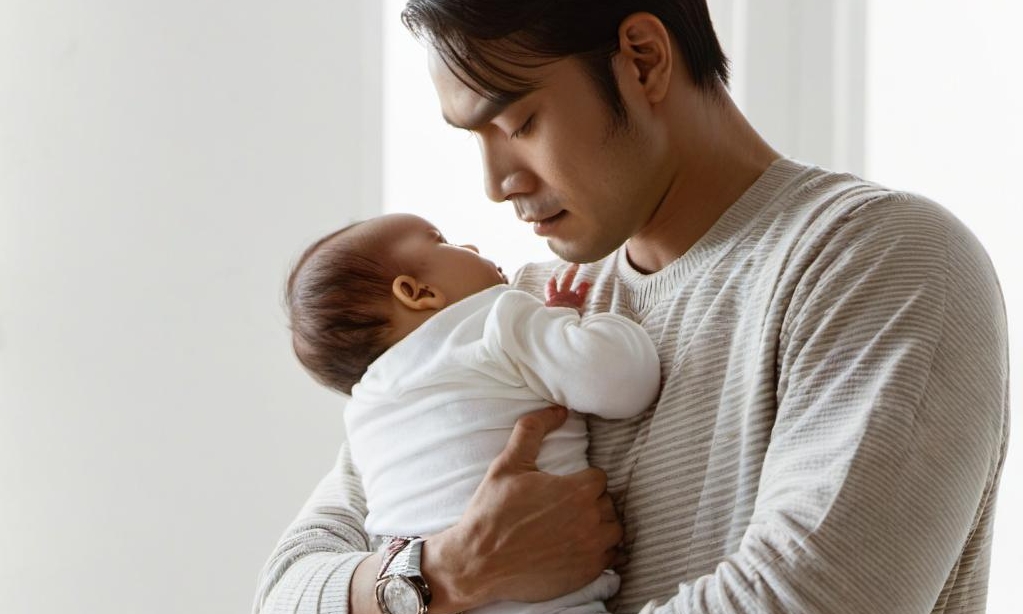 James looking weary while holding Lily | Source: Midjourney