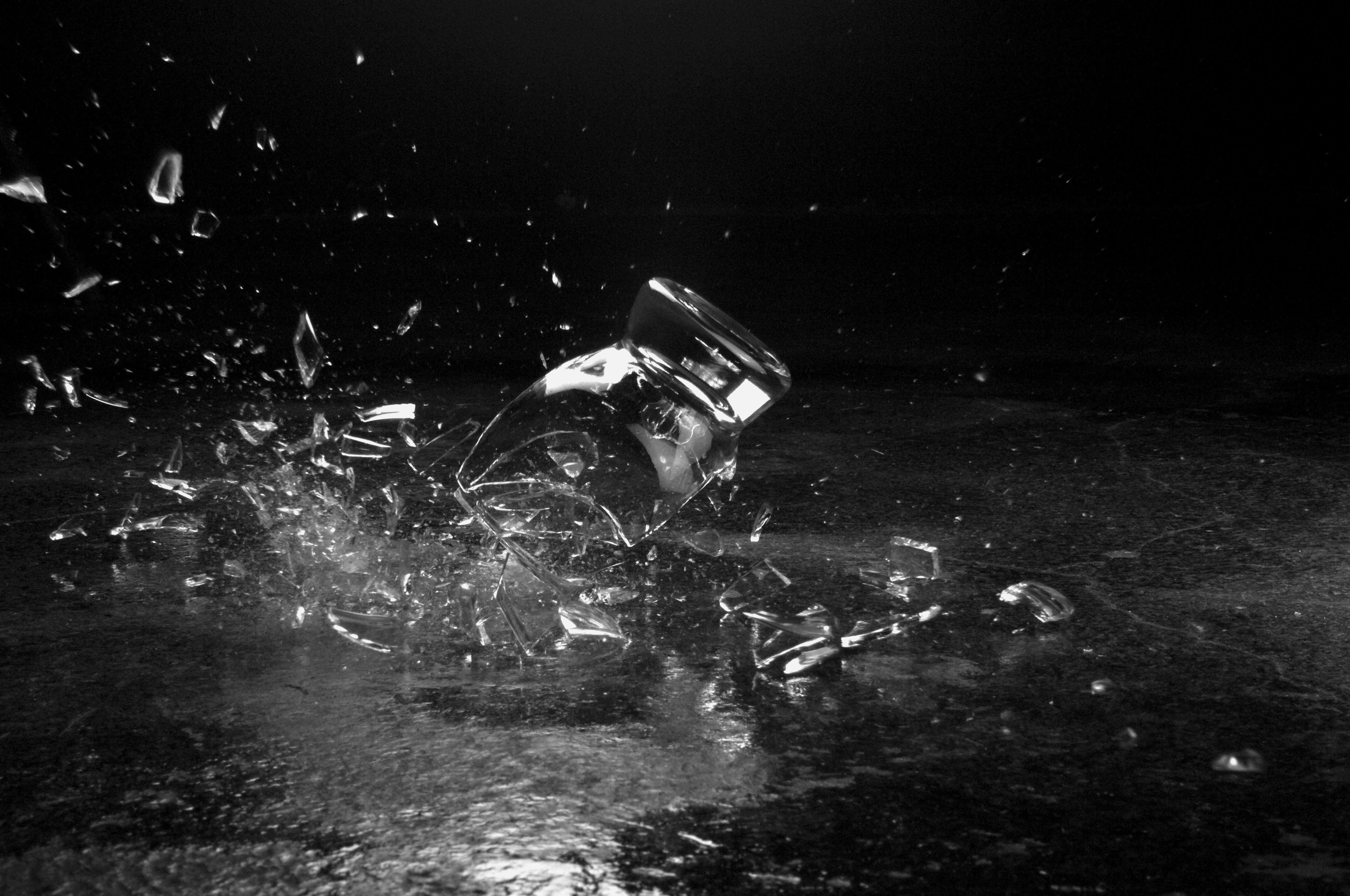 Vidrios cayendo al piso. | Foto: Shutterstock