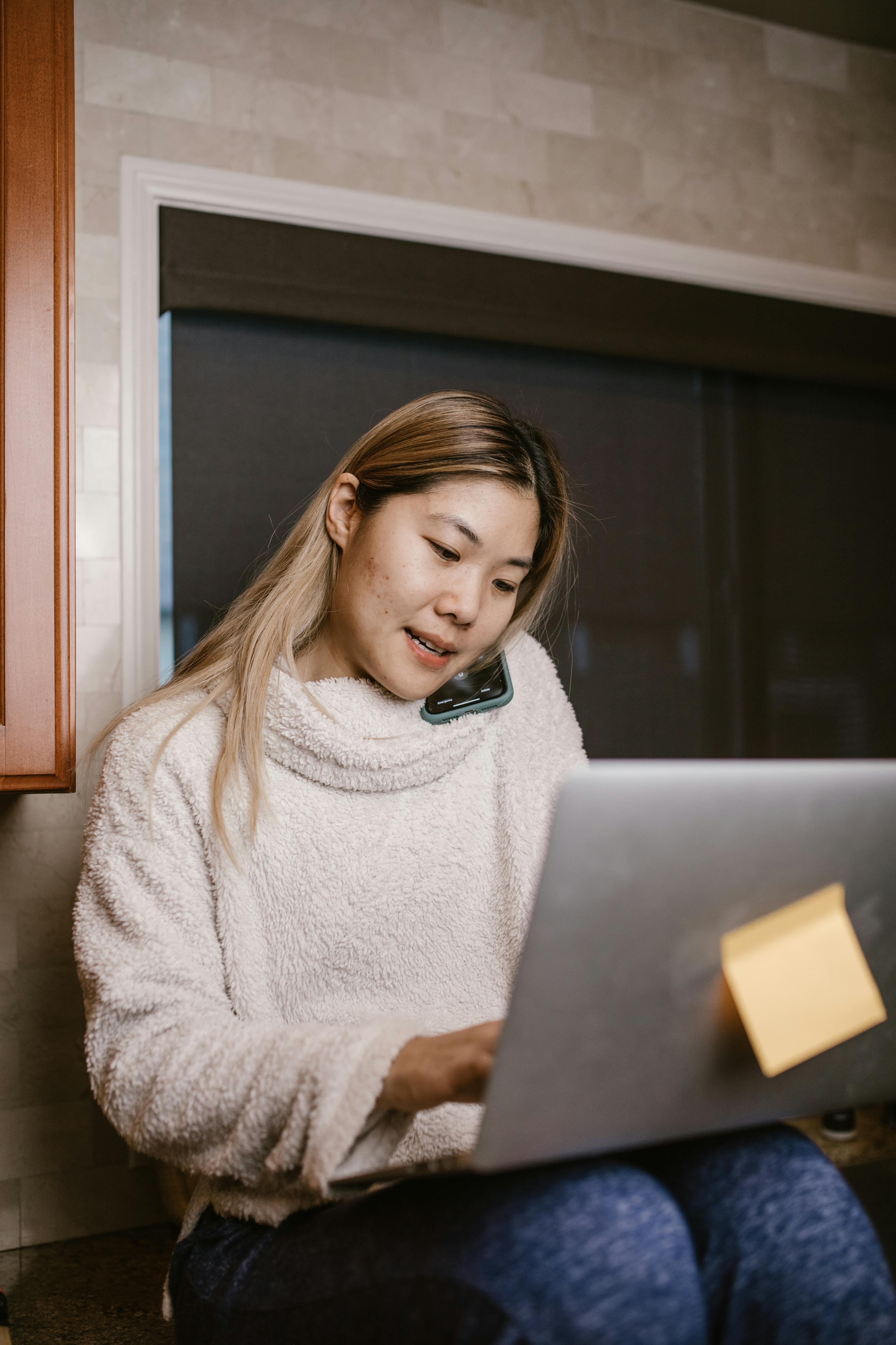 A woman multi-tasking | Source: Pexels
