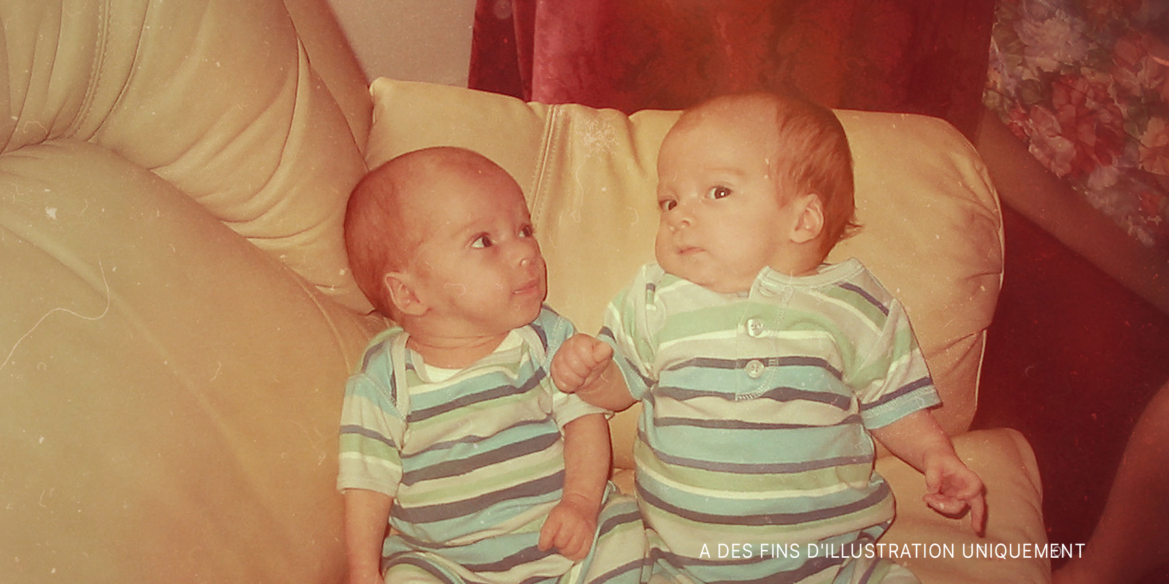 Deux bébés jumeaux sur un canapé | Source : Flickr/goldberg (CC BY 2.0)