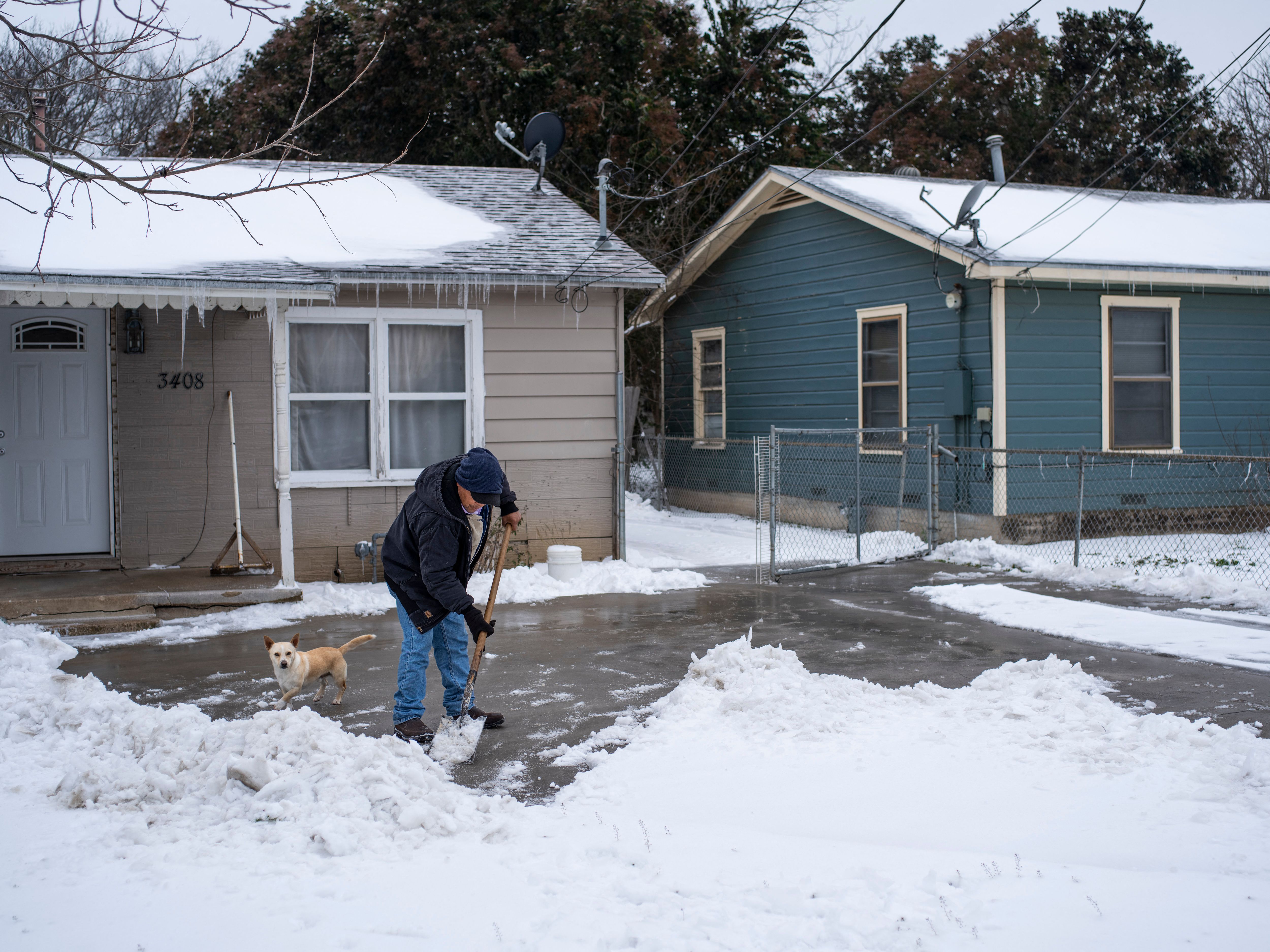 A resident clears snow from his driveway in Texas on February 17, 2021 | Source: Getty Images