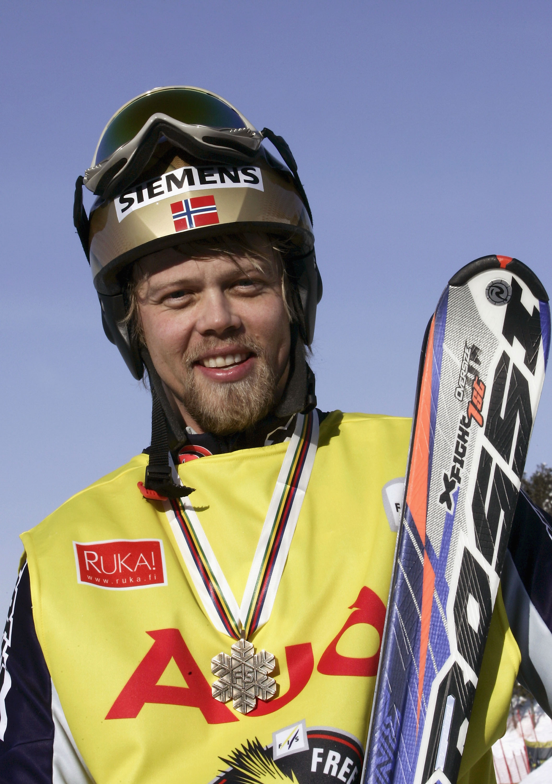 Audun Grønvold celebrates his bronze medal at the Freestyle Ski World Championships, on March 18, 2005, in Ruka, Finland | Source: Getty Images