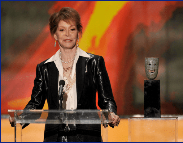 Mary Tyler Moore speak onstage during The 18th Annual Screen Actors Guild Awards broadcast on TNT/TBS at The Shrine Auditorium on January 29, 2012 in Los Angeles, California. | Source: Getty Images