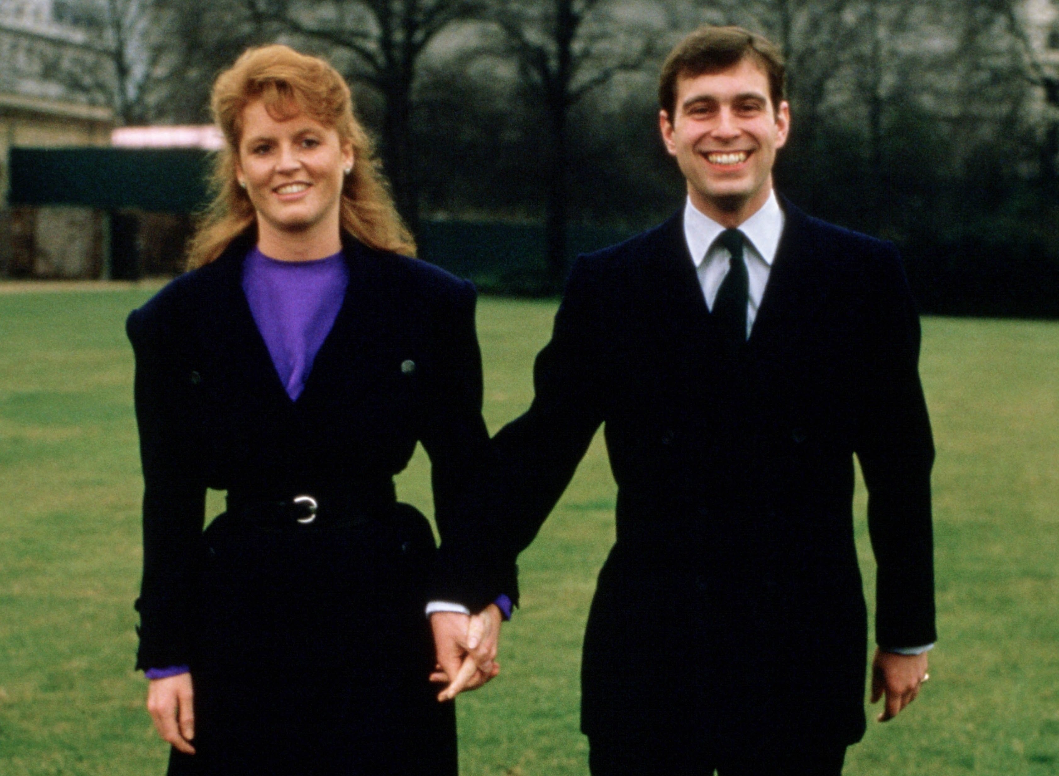 El príncipe Andrew, duque de York con Sarah Ferguson, el 17 de marzo de 1986 en el Palacio de Buckingham, en Londres, Inglaterra. | Foto: Getty Images