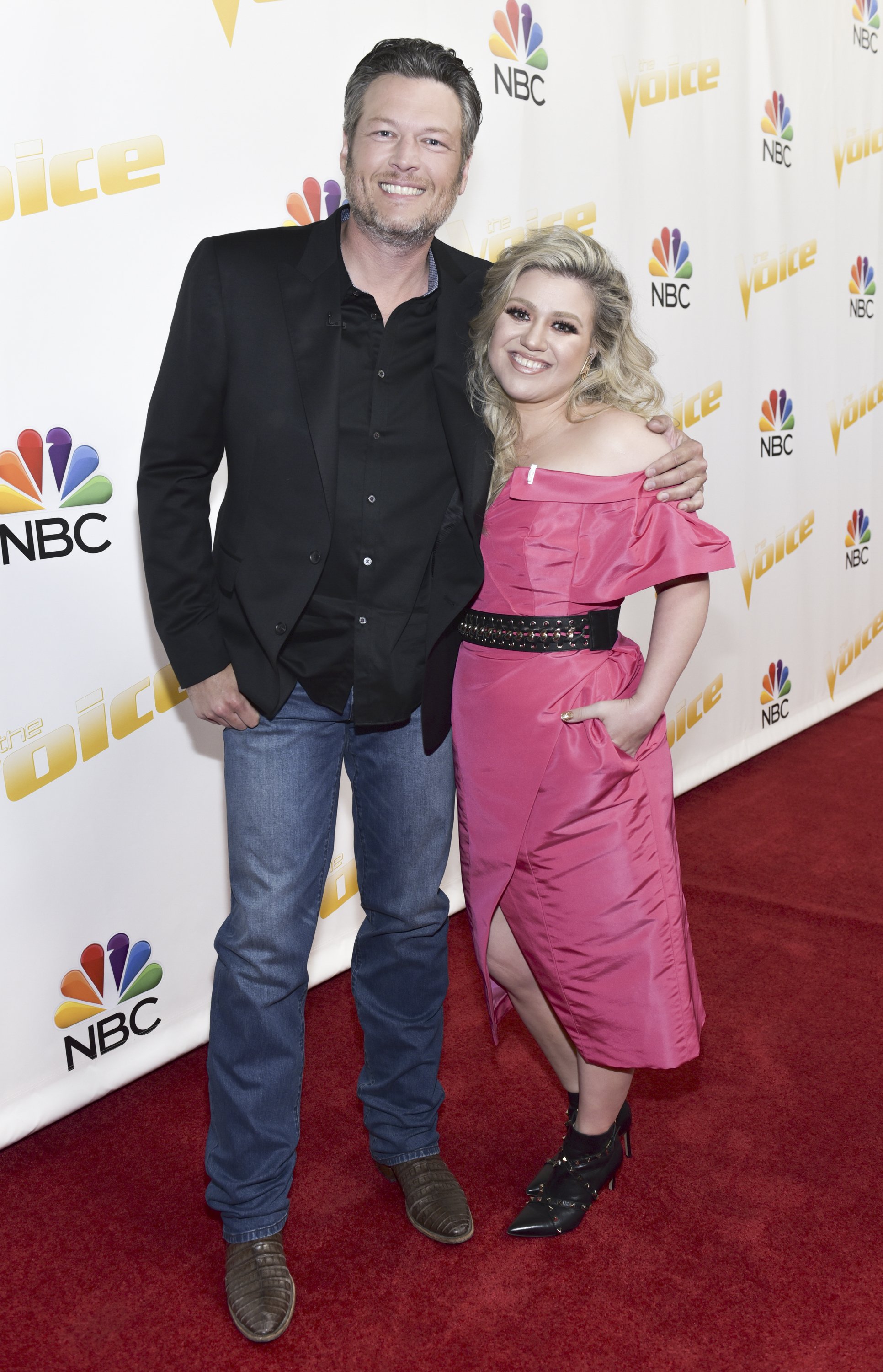 Blake Shelton and Kelly Clarkson posing for the cameras | Photo: Getty Images