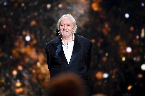 Niels Arestrup assistent aux César du cinéma 2019 à la salle Pleyel le 22 février 2019 à Paris, en France. |Photo : Getty Images