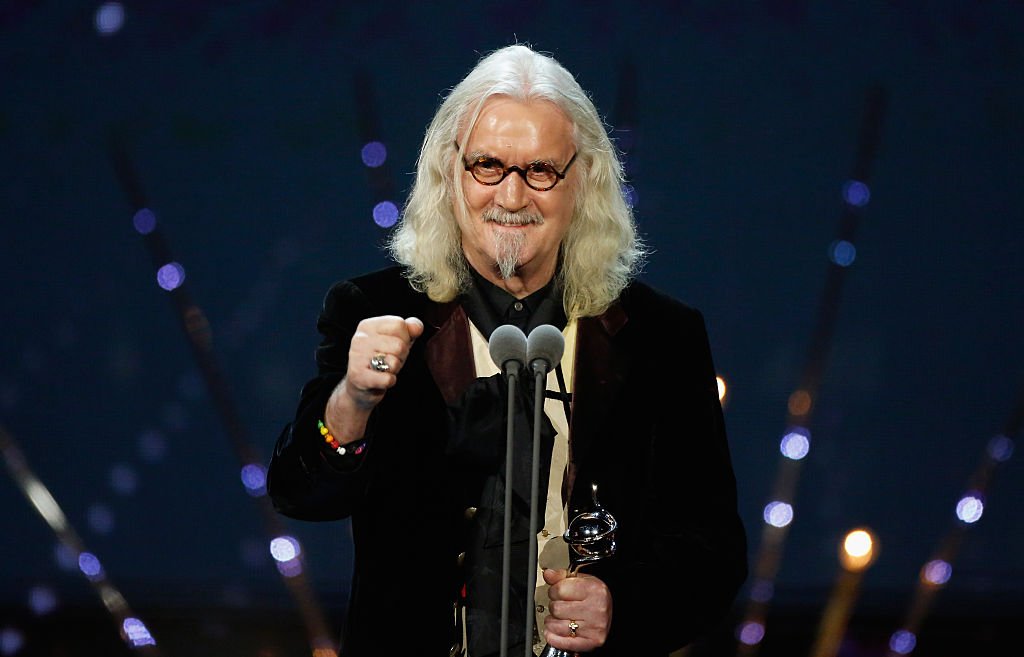 Billy Connolly, lauréat du prix de reconnaissance spéciale, prend la parole sur la scène au 21e National Television Awards à l'O2 Arena le 20 janvier 2016 à Londres. | Photo : Getty Images Billy Connolly, lauréat du prix de reconnaissance spéciale, prend la parole sur la scène au 21e National Television Awards à l'O2 Arena le 20 janvier 2016 à Londres. | Photo : Getty Images